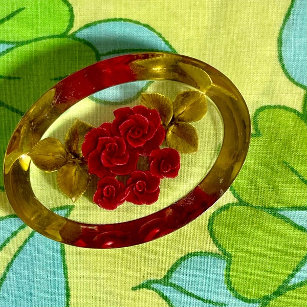 VINTAGE Reverse Carved Lucite Floral Brooch | S7