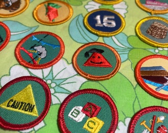 VINTAGE Girl Scouts Runde Merit Patches | Orange und Rot gestickte Abzeichen | S69
