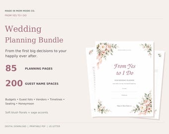 Könnte beinhalten: Ein Hochzeitsplaner-Set mit 85 Planungsseiten und 200 Feldern für Gästenamen. Das Deckblatt zeigt den Text From Yes to I Do, OUR WEDDING PLANNER und Made in Mom Mode Co. mit Illustrationen von zartrosa Blumen und salbeigrünen Blättern.