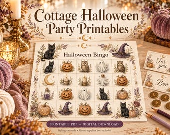 Könnte beinhalten: Ein ausdruckbares Halloween-Bingo-Spielblatt mit Illustrationen von schwarzen Katzen, Kürbissen, Geistern, Eulen, Hexenhüten und Kerzen. Der Text lautet Cottage Halloween Party Printables, Halloween Bingo, For you und Boo. Enthält kleine Spielmarken.