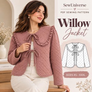 Puede incluir: Una chaqueta acolchada de color rosa empolvado con un cuello grande redondeado con bordes de volantes y dos cierres de lazo frontales. El texto dice SewUniverse PDF SEWING PATTERN Willow Jacket SIZES XS - XXXL, junto a un dibujo lineal.
