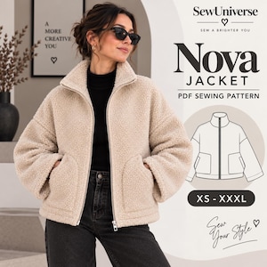 Könnte beinhalten: Eine beige, texturierte Fleecejacke mit hohem Kragen, langen Ärmeln und Frontreißverschluss. Das Bild enthält den Text SewUniverse, Nova Jacket PDF Sewing Pattern und den Größenbereich XS-XXXL sowie eine Strichzeichnung der Jacke.