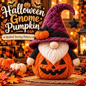 Op de afbeelding: Een gewatteerd kabouterfiguur met een paarse muts, witte baard en oranje pompoenlichaam met een zwart jack-o'-lantern gezicht. De tekst luidt Halloween Gnome Pumpkin Quilted Sewing Pattern met sterren en vleermuizen.