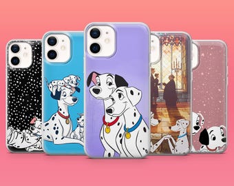 Peut inclure: Cinq coques de smartphone avec diverses illustrations de chiens dalmatiens. Les motifs incluent du noir à pois blancs, du bleu avec des dalmatiens adultes et chiots, du violet avec deux dalmatiens adultes, une scène avec deux personnes et un chien, et du rose à pois.
