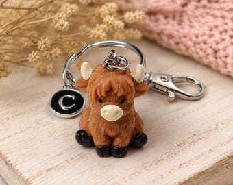 Highland Cow Keychain – Personalized Bag Charm – Resin Cow Lover Gift with Enamel Initial