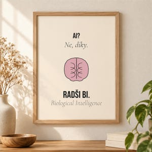 Può includere: Una stampa artistica incorniciata su sfondo color crema chiaro con testo nero che recita AI? Ne, díky. RADŠI BI. Biological Intelligence. Al centro si trova una semplice illustrazione rosa di un cervello con dettagli a linee nere.