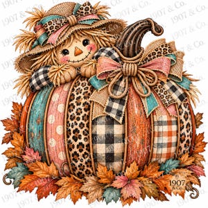 Peut inclure: Un épouvantail avec un chapeau de paille et un sourire cousu repose derrière une grosse citrouille décorée de motifs léopard, carreaux, pois et rayures. La citrouille est ornée d'un grand nœud en toile de jute et entourée de feuilles d'automne.