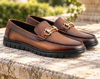 Bruine leren loafers met paardenbitdesign voor heren, handgemaakt met rubberen profielzolen.