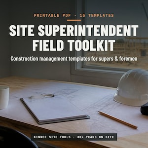 K&ouml;nnte beinhalten: Ein digitales Produkt mit dem Titel Site Superintendent Field Toolkit, das 15 druckbare PDF-Vorlagen enth&auml;lt. Das Bild zeigt einen wei&szlig;en Schutzhelm, ein Klemmbrett, einen Bleistift und ein Ma&szlig;band auf einem Holztisch mit Text.