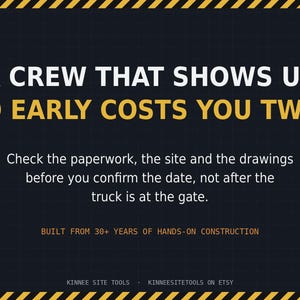 K&ouml;nnte beinhalten: Ein dunkelgraues Schild mit gelben Warnstreifen oben und unten. Der Text lautet: A CREW THAT SHOWS UP TOO EARLY COSTS YOU TWICE. Check the paperwork, the site and the drawings before you confirm the date, not after the truck is at the gate. BUILT FROM 30+ YEARS OF HANDS-ON CONSTRUCTION. KINNEE SITE TOOLS &middot; KINNEESITETOOLS ON ETSY.