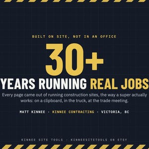 K&ouml;nnte beinhalten: Eine dunkelblaue Grafik mit gelben Warnstreifen oben und unten. Der Text lautet: BUILT ON SITE, NOT IN AN OFFICE, 30+ YEARS RUNNING REAL JOBS, Every page came out of running construction sites, MATT KINNEE, KINNEE CONTRACTING, VICTORIA, BC.