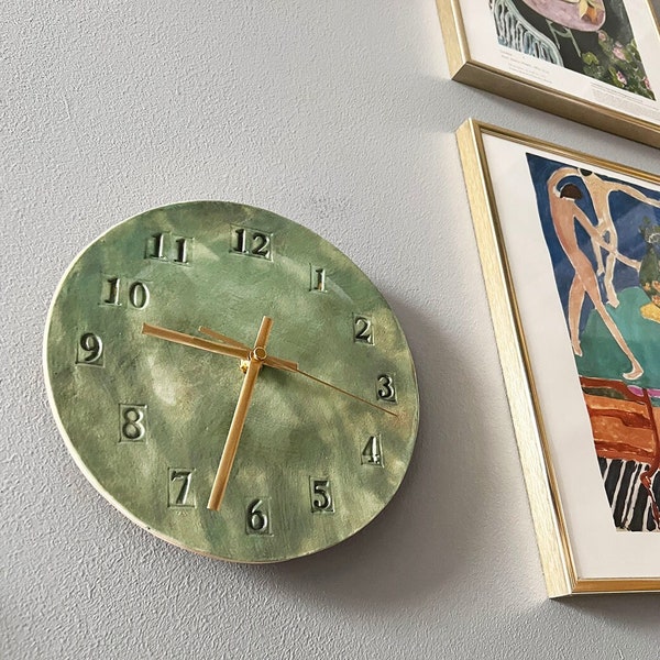 Horloge murale verte, Accessoires de cuisine, Horloge en céramique peinte à la main à la main, Cadeau de pendaison de crémaillère