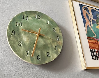 Horloge murale verte, Accessoires de cuisine, Horloge en céramique peinte à la main à la main, Cadeau de pendaison de crémaillère