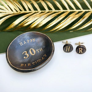 Plat pour boutons de manchette anniversaire Milestone, porte-objets noir, boutons de manchette initiales, cadeaux pour lui, cadeaux pour papa, idées cadeaux pour la fête des pères image 2