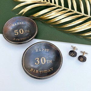 Plat pour boutons de manchette anniversaire Milestone, porte-objets noir, boutons de manchette initiales, cadeaux pour lui, cadeaux pour papa, idées cadeaux pour la fête des pères image 3