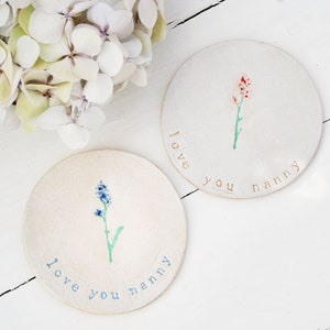 Blumenliebe Sie Nanny-Untersetzer, Untersetzergeschenk für Kindermädchen, Geburtstags- oder Weihnachtsgeschenkidee, rosa oder blaue Blumen-Untersetzer