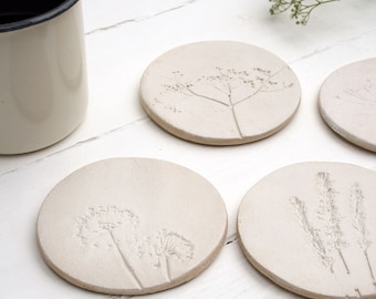 Sous-verres en céramique de fleurs sauvages blanches, individuels ou ensemble de 4 sous-verres en céramique à cercle floral blanc cassé, cadeau pour elle, cadeaux d’anniversaire