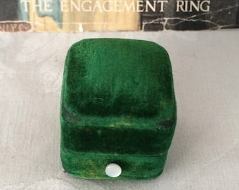 Vintage Emerald Green Velvet Ring Box, Push Button Display (Germany)