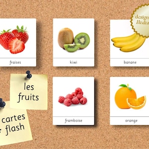 Peut inclure: Un ensemble de cartes flash éducatives illustrant des fraises, un kiwi, des bananes, des framboises et une orange avec leurs noms imprimés en dessous. Deux notes adhésives jaunes portent le texte les fruits et 24 cartes flash.