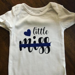 Kleine Miss dünne blaue Linie Baby Body | Dünne blaue Linie | Baby-Polizei-Shirt | Baby Strafverfolgung Baby | Stellvertreter/Polizei/Korrekturen
