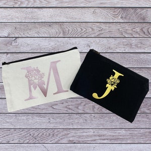 Personalisierte Blumen Monogramm Kosmetiktasche | Brautjungfern Geschenk | Strumpf Stuffer | Personalisierte Schminktasche | Personalisierte Lehrer Geschenk