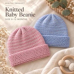 Può includere: Due berretti lavorati a maglia per neonati in rosa chiaro e azzurro, ciascuno con un bordo ripiegato e un motivo a maglia testurizzato. Il testo sull'immagine recita: DIGITAL PRODUCT Knitted Baby Beanie SIZE 0-12 MONTHS. Sono per neonati.