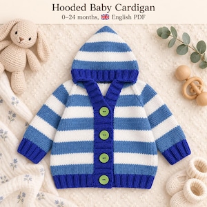 Könnte beinhalten: Eine Baby-Strickjacke mit Kapuze, horizontalen blauen und weißen Streifen, einem einfarbigen blauen Rippsaum und vier hellgrünen Knöpfen. Der Text oben lautet Hooded Baby Cardigan 0-24 months, English PDF. Das Strickkleidungsstück hat lange Ärmel.