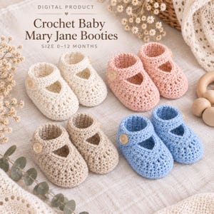 Peut inclure: Quatre paires de chaussons bébé Mary Jane crochetés à la main en crème, rose, beige et bleu clair. Chaque paire présente une bride unique avec un petit bouton. Le texte sur l'image indique : DIGITAL PRODUCT Crochet Baby Mary Jane Booties SIZE 0-12 MONTHS.
