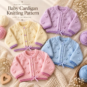 Può includere: Un modello di maglia digitale per cardigan da neonato nelle taglie 0-24 mesi. L'immagine mostra quattro cardigan lavorati a maglia in giallo pastello, lavanda, azzurro e rosa, ciascuno con un motivo a cuori in rilievo e un piccolo nastro.