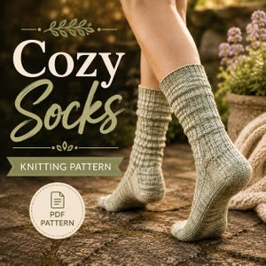 Könnte beinhalten: Ein Paar hellgrüne, gerippte Strickstrümpfe mit einem strukturierten, gesprenkelten Garnmuster. Das Bild enthält den Text "Cozy Socks" und "KNITTING PATTERN" sowie ein kreisförmiges Symbol mit der Aufschrift "PDF PATTERN" für dieses digitale Design.