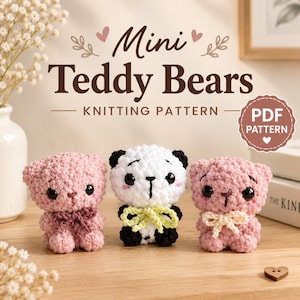 Pode incluir: Três pequenos ursos de peluche feitos em croché estão alinhados. Os ursos exteriores são cor-de-rosa claro com laços escuros, e o urso central é branco com orelhas, manchas nos olhos e pés pretos, com um laço amarelo claro. Texto Mini Teddy Bears KNITTING PATTERN PDF.