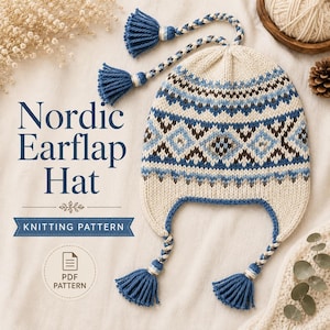 Könnte beinhalten: Eine gestrickte Ohrenklappenmütze mit cremefarbener Basis und blau-braunen geometrischen Mustern. Die Mütze hat geflochtene Bänder mit blauen Quasten und ein geflochtenes Detail oben. Text: Nordic Earflap Hat KNITTING PATTERN.