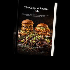 Könnte beinhalten: Ein Kochbuch mit dem Titel The Copycat Recipes Hub: 30 Homemade Takes on Restaurant Favorites — Same Flavors, Your Kitchen, Half the Price. Das Cover zeigt einen dreifachen Cheeseburger, ein Hähnchensandwich, zwei Tacos und einen Schokoladenkuchen.
