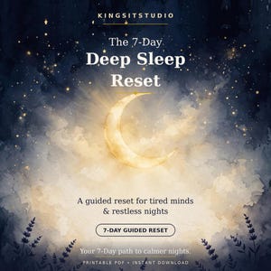 Op de afbeelding: Een digitale afbeelding met de titel The 7-Day Deep Sleep Reset van KINGSITSTUDIO. Het toont een gloeiende halve maan tegen een donkerblauwe, sterrenhemel in aquarel-stijl met wolken en lavendelsilhouetten onderaan. De tekst bevat A guided reset for tired minds & restless nights, 7-DAY GUIDED RESET en Your 7-Day path to calmer nights.