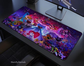 Può includere: Un tappetino da scrivania rettangolare con una vivace stampa grafica multicolore di vari personaggi dei cartoni animati del franchise Poppy Playtime, inclusi Huggy Wuggy e Poppy, su uno sfondo scuro dai toni neon con il testo MatsByMartuks.