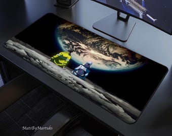 Peut inclure: Un tapis de bureau rectangulaire présentant une illustration imprimée de deux personnages assis sur une surface lunaire rocheuse, observant une grande Terre lumineuse sur un fond d'espace sombre. Le texte MatsByMartuks est imprimé en bas à gauche.