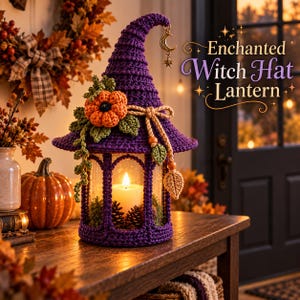 Pode incluir: Uma lanterna de crochê roxa em formato de chapéu de bruxa com uma abóbora laranja, folhas verdes e um pingente dourado de lua e estrela. A base contém uma vela branca acesa e pinhas, com o texto Enchanted Witch Hat Lantern.