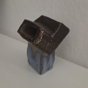Keramisk vas, 10 cm hög, grå lera, transparent glasyr