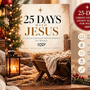 Può includere: Un libro intitolato 25 Days With Jesus: A Christ-Centered Advent Journey for Women. La copertina mostra una mangiatoia con paglia e un panno, una lanterna e il testo Scripture, Reflection, Prayer, Journaling. Un badge circolare elenca devozionali quotidiani, scritture, domande di riflessione, preghiere e spunti per il diario.