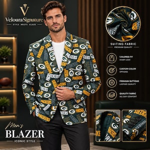 Op de afbeelding: Een donkergroene blazer met een herhalend patroon van het Green Bay Packers logo en het woord PACKERS in witte en gele tekst. De blazer heeft een reverskraag, een enkelrijige knoopsluiting aan de voorzijde en lange mouwen.