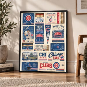 Puede incluir: Un póster de collage enmarcado con recuerdos de béisbol de los Chicago Cubs de estilo vintage, que incluye entradas, un banderín, una gorra de béisbol, un casco de bateador e ilustraciones del estadio en rojo, blanco y azul sobre fondo crema.