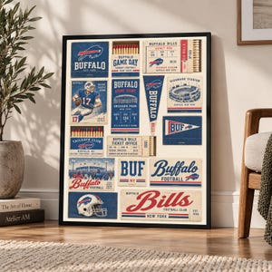 Może przedstawiać: Oprawiony wydruk ścienny przedstawiający kolaż pamiątek Buffalo Bills, w tym bilety w stylu vintage, proporczyk, kask do futbolu amerykańskiego oraz ilustracje stadionu w kolorach czerwonym, białym i niebieskim z napisami.