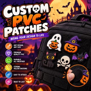 Könnte beinhalten: Ein schwarzer taktischer Rucksack mit fünf Halloween-PVC-Aufnähern: ein Geist mit Kürbis, ein Kürbis mit Hexenhut, eine schwarze Katze, ein Totenkopf und eine Fledermaus. Ein Finger zeigt die Klettverschluss-Rückseite des Aufnähers.
