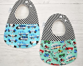 Handgemaakte slabbetje met voertuigenprint: transportmiddel, politiestof, verstelbare drukknoopjes