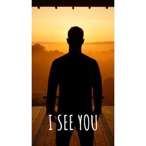 Puede incluir: Una silueta de una persona de pie sobre una cubierta de madera frente a un atardecer de color naranja brillante. El texto I SEE YOU está impreso en letras mayúsculas blancas en la parte inferior de la imagen, centrado sobre la figura oscura.