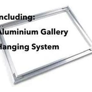 Peut inclure: Un cadre rectangulaire en m&eacute;tal argent&eacute; avec un centre vide, pr&eacute;sentant le texte noir "Including: Aluminium Gallery Hanging System" superpos&eacute; sur l'image, con&ccedil;u pour monter des &oelig;uvres d'art ou des pr&eacute;sentoirs sur un mur.