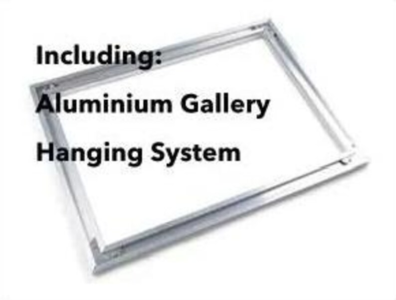 Peut inclure: Un cadre rectangulaire en m&eacute;tal argent&eacute; avec un centre vide, pr&eacute;sentant le texte noir "Including: Aluminium Gallery Hanging System" superpos&eacute; sur l'image, con&ccedil;u pour monter des &oelig;uvres d'art ou des pr&eacute;sentoirs sur un mur.