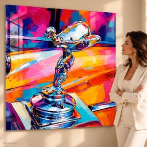 Peut inclure: Une peinture à l'huile vibrante et multicolore sur toile représentant la mascotte Spirit of Ecstasy. L'œuvre présente des coups de pinceau audacieux et expressifs dans des tons rose vif, orange éclatant, bleu profond et jaune, illustrant la figurine métallique.