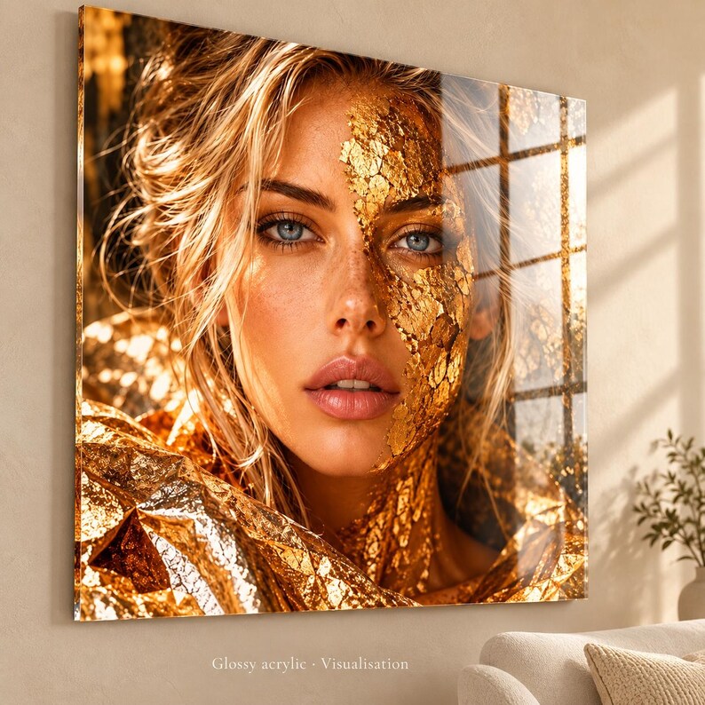 Peut inclure: Une impression d'art mural carr&eacute;e en acrylique brillant repr&eacute;sentant le portrait d'une personne aux cheveux blonds et aux yeux bleus. Une partie du visage est recouverte de feuilles d'or textur&eacute;es. Le texte indique Glossy acrylic Visualisation.