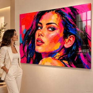 Peut inclure: Une grande œuvre d'art murale rectangulaire représentant un portrait expressif et vibrant d'une personne aux cheveux sombres. L'œuvre utilise des coups de pinceau épais et audacieux dans des tons saturés de rose, orange, bleu et jaune.